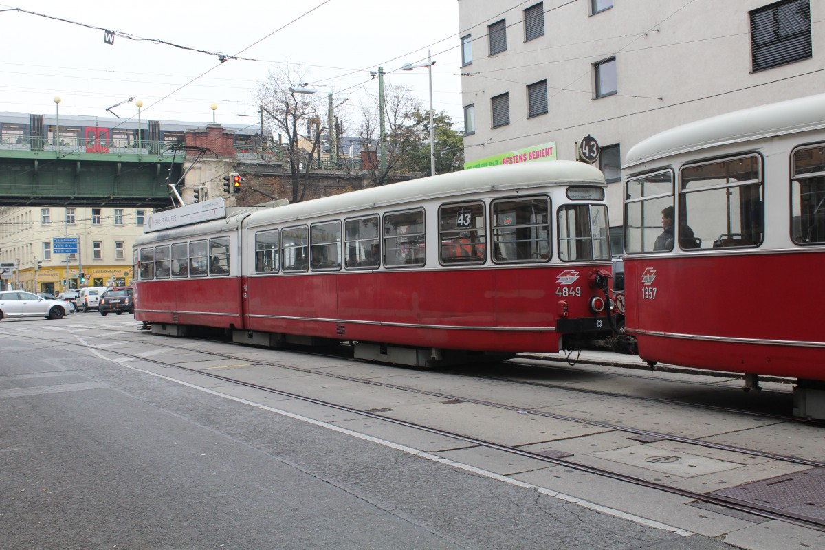 Wien Wiener Linien: E1 4849 + c4 1357 als SL 43 Lazarettgasse / Währinger Gürtel am 13. Oktober 2015. - E1 4849: SGP 1975; c4 1357: Rotax 1976.