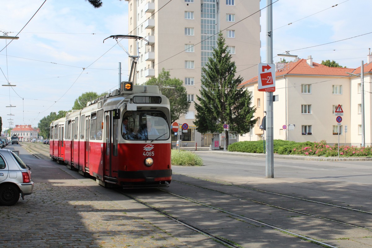 Wien Wiener Linien E2 4065: Sonderzug (Fahrschule) Russbergstrasse am 8. Juli 2014. 
