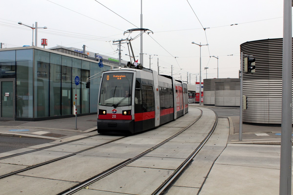 Wien Wiener Linien: Kommend von Raxstraße / Rudolfshügelgasse nähert sich der Triebwagen A 20 als SL O am 11. Oktober 2015 der Haltestelle Hauptbahnhof.