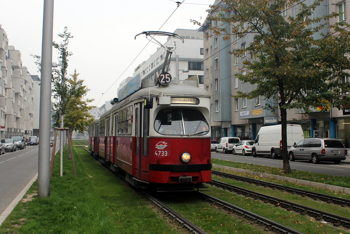 Wien Wiener Linien SL 25 (E1 4733 + c4 1327) XXII, Donaustadt, Tokiostraße am 18. Oktober 2017.