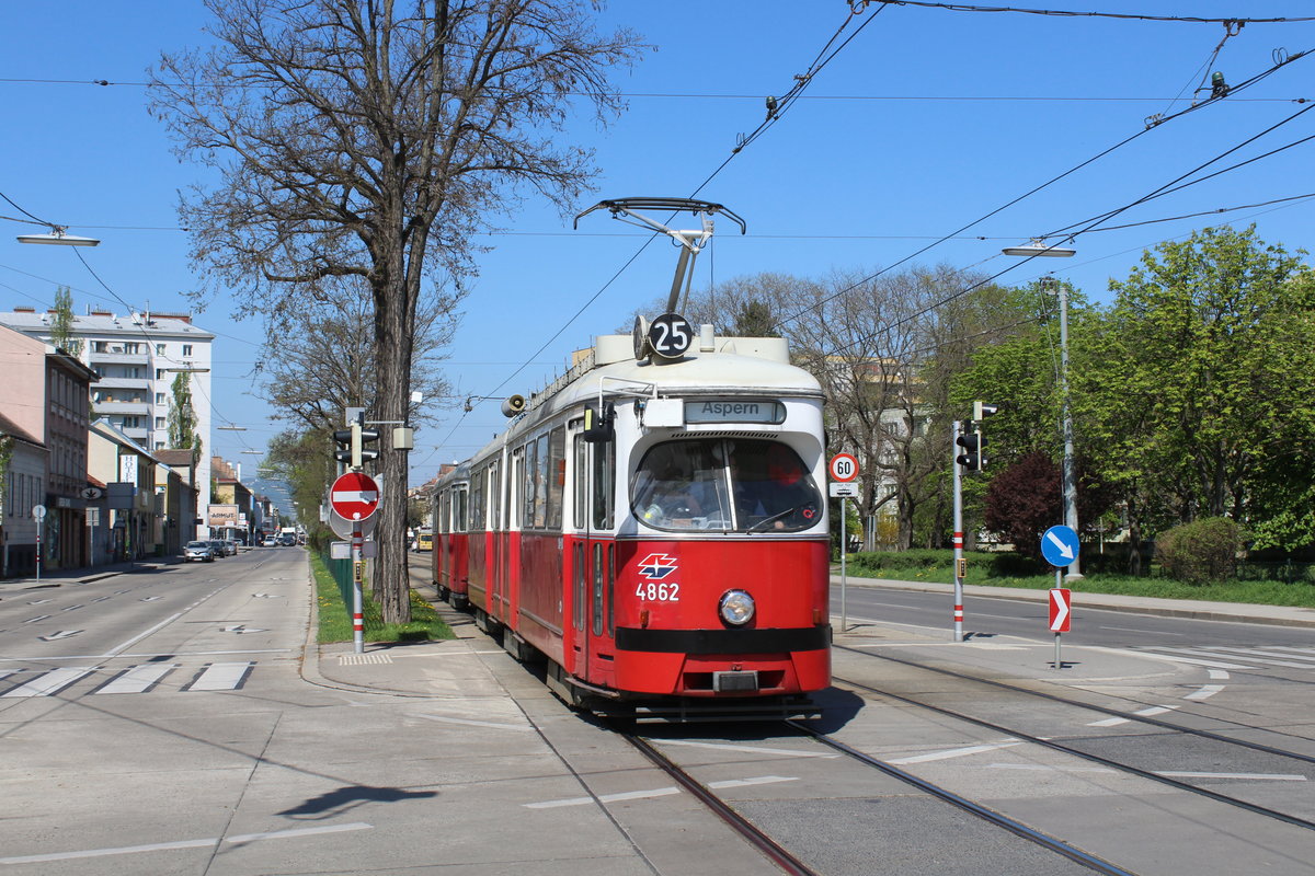 Wien Wiener Linien SL 25 (E1 4862 + c4 1326) XXII, Donaustadt, Erzherzog-Karl-Straße / Polgarstraße am 20. April 2018.