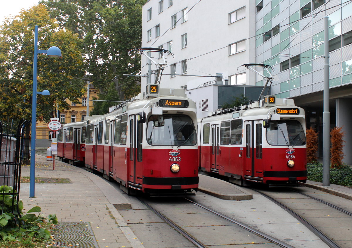 Wien Wiener Linien SL 25 (E2 4063 (SGP 1986) + c5 1463 (Bombardier-Rotax 1985) / SL 30 (E2 4064 (SGP 1986) + c5 1464 (Bombardier-Rotax 1985)) XXI, Floridsdorf, Linke Nordbahngasse (Hst. Franz-Jonas-Platz - Schleife) am 18. Oktober 2019.