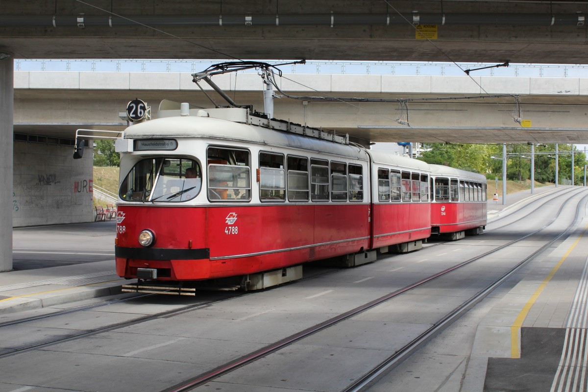 Wien Wiener Linien SL 26 (E1 4788 + c4 1346) U Hausfeldstrasse am 8. Juli 2014.
