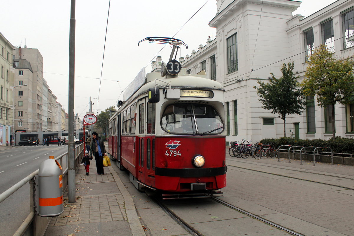 Wien Wiener Linien SL 33 (E1 4794) VIII, Josefstadt, Lerchenfelder Gürtel / U-Bahnstation Josefstädter Straße (Endstation, Ausstiegstelle) am 17. Oktober 2016.