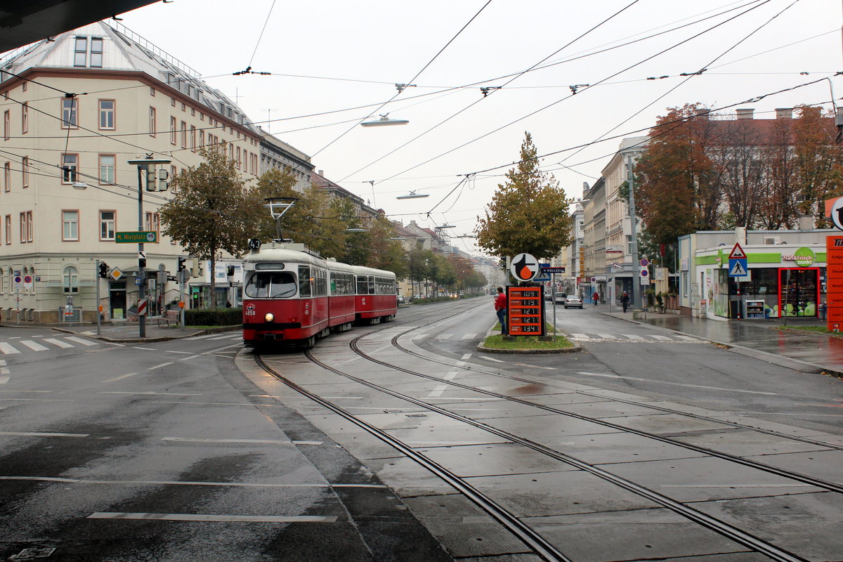 Wien Wiener Linien SL 43 (E1 4858 (SGP 1976) + c4 1358 (Bombardier-Rotax 1976)) XVII, Hernals, Hernalser Hauptstraße / Dittersdorfgasse am 19. Oktober 2016. 