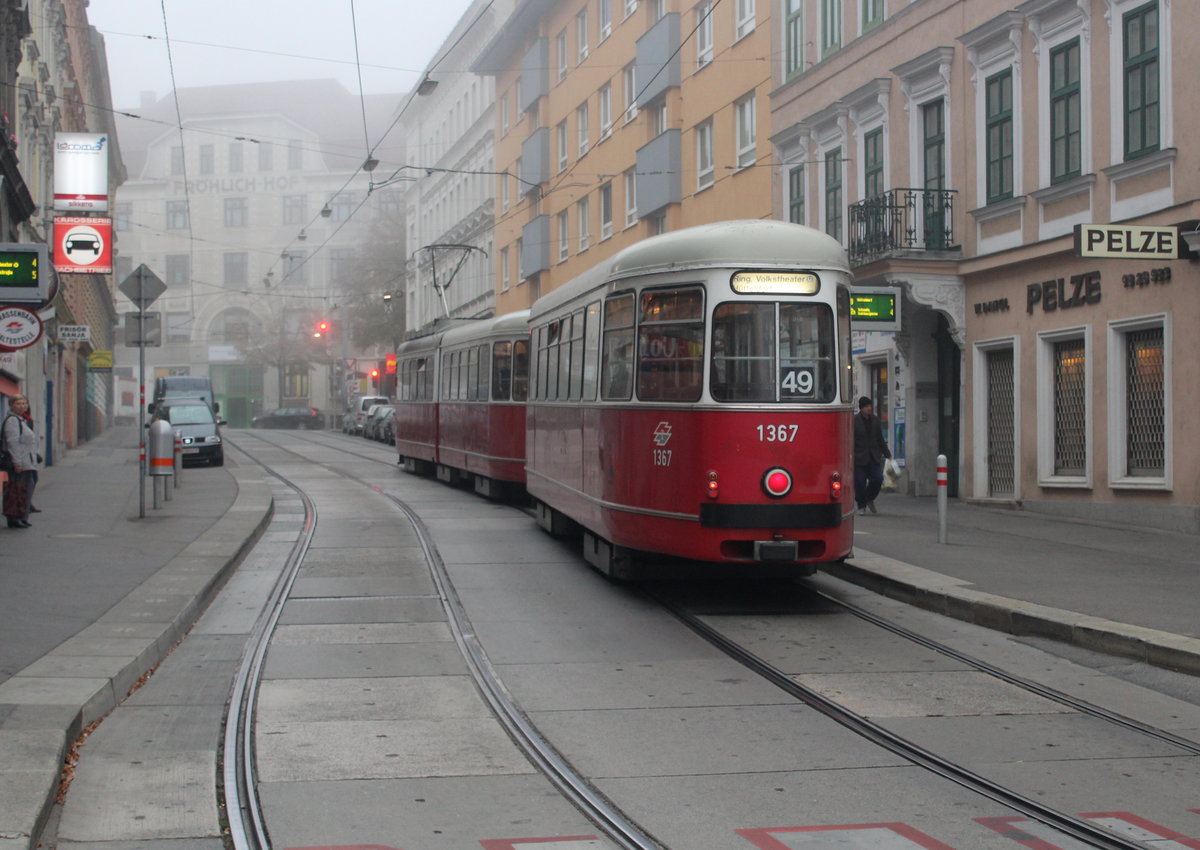 Wien Wiener Linien SL 49 (c4 1367 + E1 4558) XV, Rudolfsheim-Fünfhaus, Huglgasse am 20. Oktober 2017.