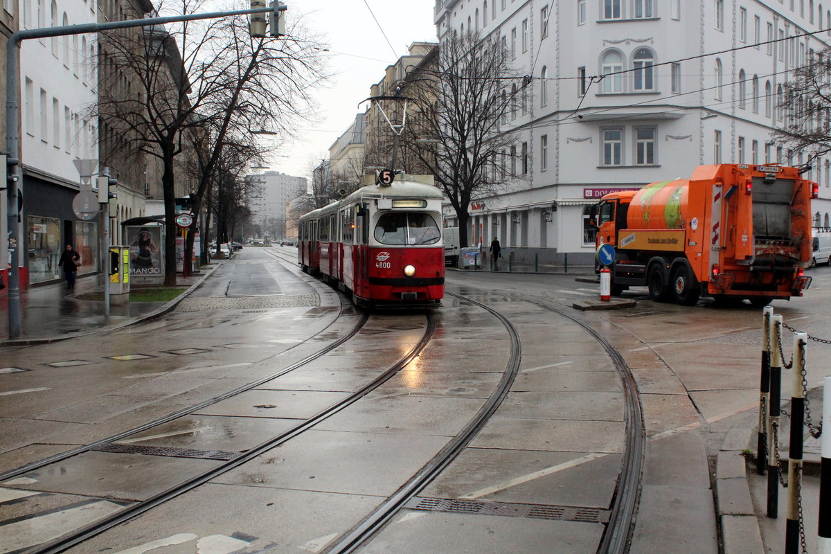 Wien Wiener Linien SL 5 (E1 4800) Leopoldstadt, Am Tabor / Nordbahnstraße am 17. Februar 2016. - Im 15. Jahrhundert wurde im Gebiet eine Befestigungsanlage zur Verteidigung gegen die Hussiten errichtet; diese Anlage wurde - wie auch andere Anlagen dieser Art - 'Tabor' genannt. Die Straße Am Tabor hat diese Bezeichnung seit 1890.