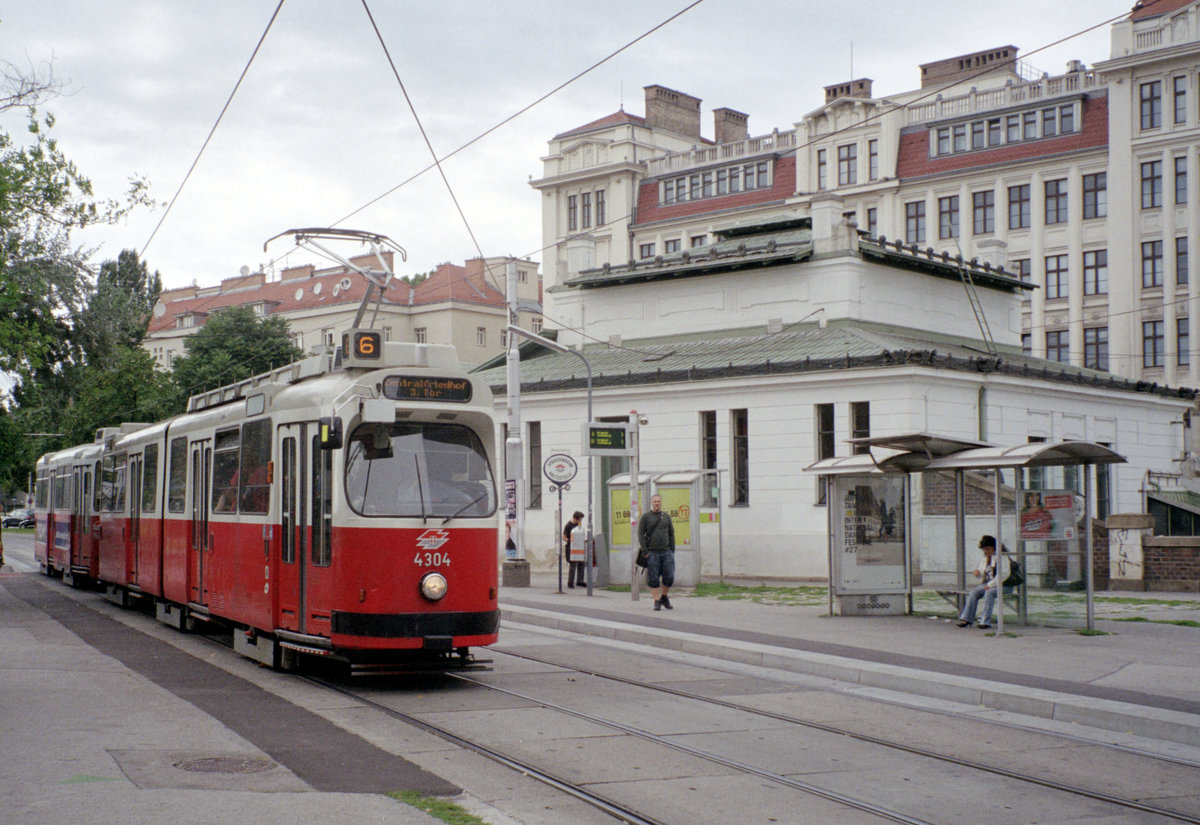 Wien Wiener Linien SL 6 (E2 4304) VI, Mariahilf, U-Bahnstation Margaretengürtel am 6. August 2010. - Scan eines Farbnegativs. Film: Fuji S-200. Kamera: Leica C2.