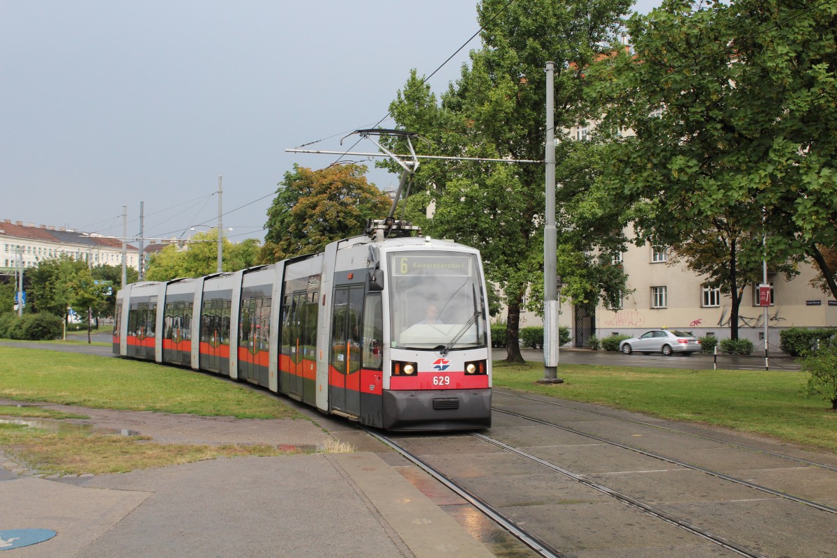 Wien Wiener Linien SL 6 (B 629) Linke Wienzeile / Margaretengürtel am 11. Juli 2014.