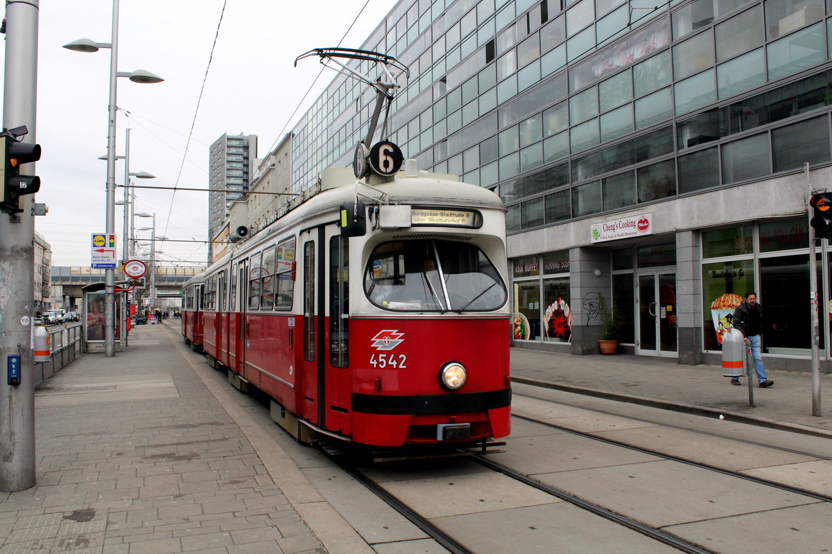 Wien Wiener Linien SL 6 (E1 4542) Simmering, Simmeringer Hauptstraße (Hst. Braunhubergasse) am 15. Februar 2016.