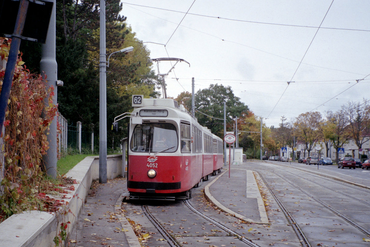 Wien Wiener Linien SL 62 (E2 4052) XIII, Hietzing, Lainz, Wolkersbergenstraße (Endstation, Einstieg) am 20. Oktober 2010. - Scan eines Farbnegativs. Film: Fuji S-200. Kamera: Leica C2.