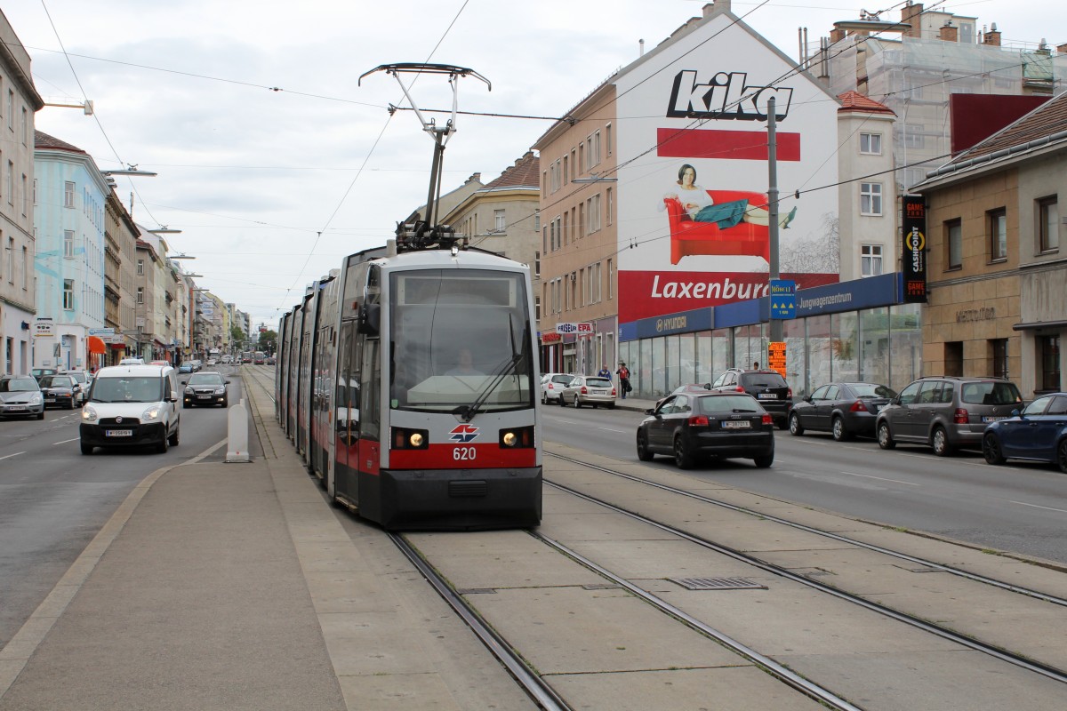 Wien Wiener Linien SL 67 (B 620) Laxenburger Strasse am 9. JUli 2014.