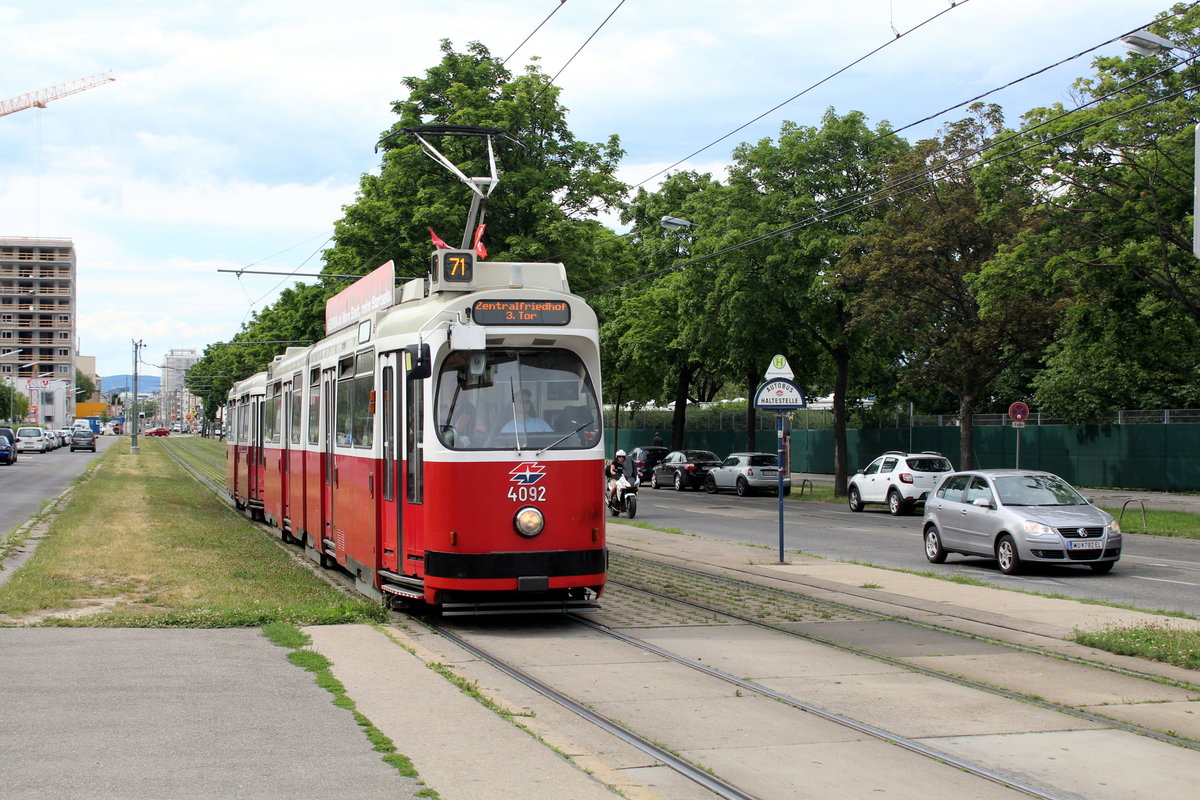 Wien Wiener Linien SL 71 (E2 4092 + c5 149x) XI, Simmering, Simmeringer Hauptstraße am 30. Juni 2017.