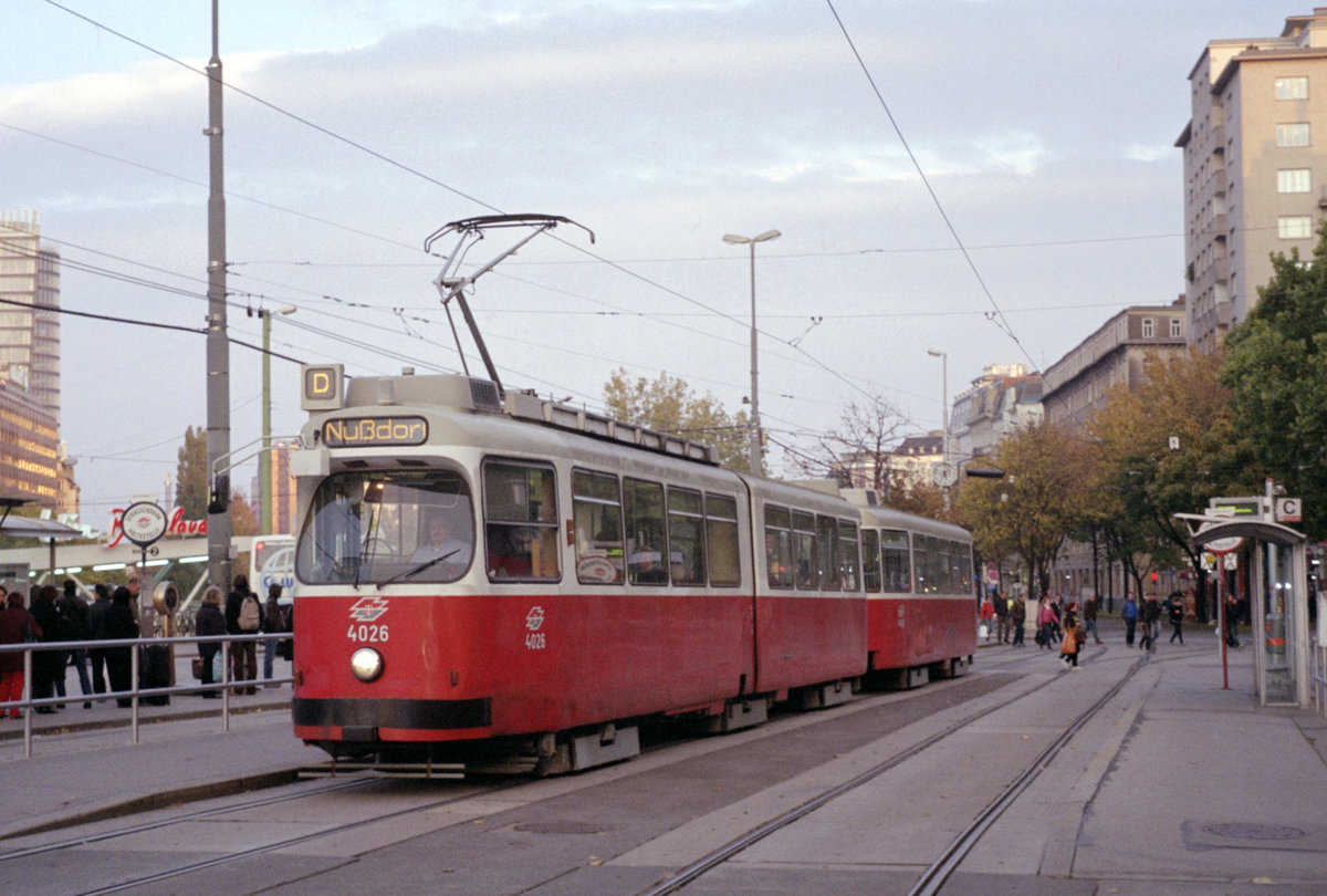 Wien Wiener Linien SL D (E2 4026 + c5 14xx) I, Innere Stadt, Franz-Josefs-Kai / Schwedenplatz am 19. Oktober 2010. - Der Zug war über den Kai umgeleitet worden. - Scan eines Farbnegativs. Film: Fuji S-200. Kamera: Leica C2.