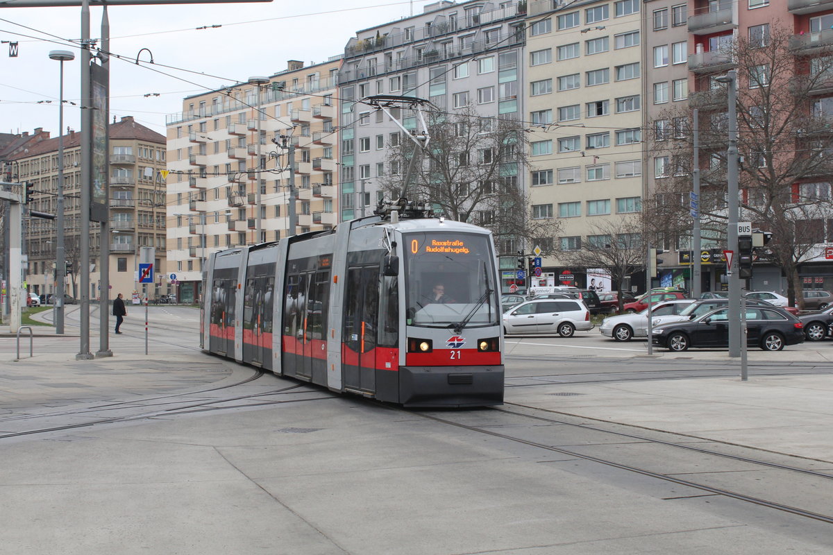 Wien Wiener Linien SL O: Am 21. März 2016 erreicht der ULF A 21 die Endstation am Praterstern in Wien-Leopoldstadt.