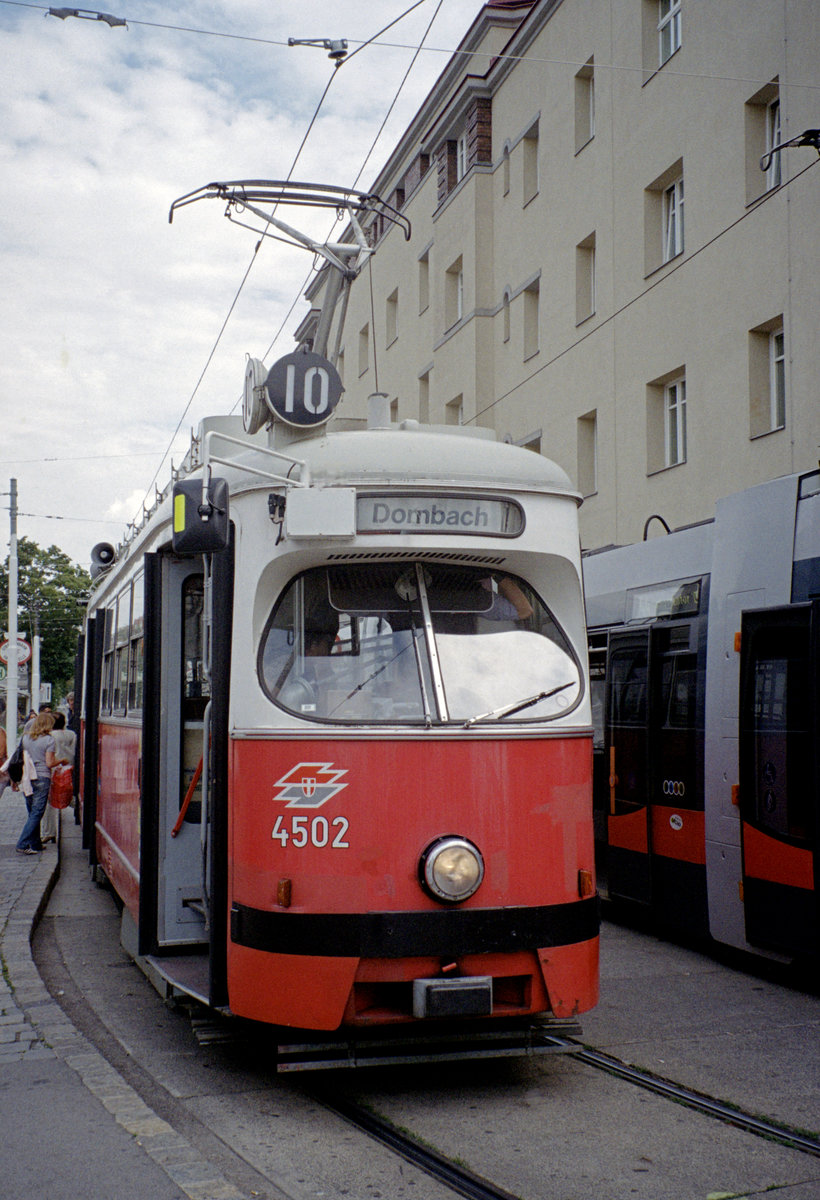 Wien Wiener Stadtwerke-Verkehrsbetriebe / Wiener Linien: Gelenktriebwagen des Typs E1: Am 5. August 2010 hält der E1 4502 (Lohnerwerke 1971) als SL 10 in der Endstation Dornbach (XVII, Hernals, Dornbach, Hernalser Hauptstraße / Güpferlingstraße). - Scan eines Farbnegativs. Film: Kodak FB200. Kamera: Leica C2.