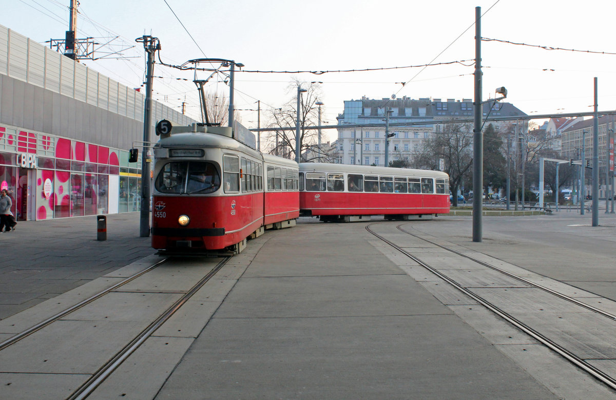 Wien Wiener Stadtwerke-Verkehrsbetriebe / Wiener Linien: Gelenktriebwagen des Typs E1: Motiv: E1 4550 + c4 1371 auf der SL 5. Ort: II, Leopoldstadt, Praterstern. Aufnahmedatum: 13. Februar 2017. - Hersteller und Baujahre der Straßenbahnfahrzeuge: Bombardier-Rotax 1975 bzw. 1977.