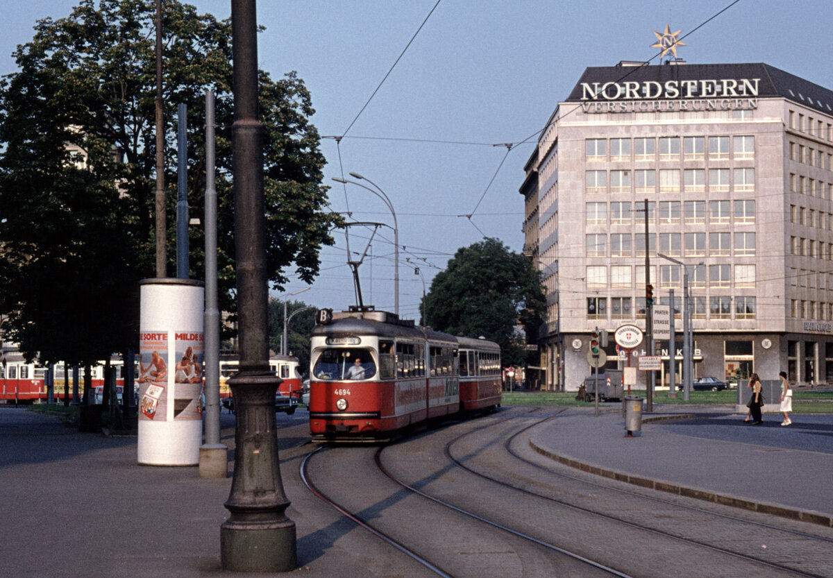 Wien Wiener Stadtwerke-Verkehrsbetriebe (WVB) SL BK (E1 4694 (SGP 1968)) Innere Stadt, Franz-Josefs-Kai / Aspernplatz / Aspernbrücke im Juli 1975. - Scan eines Diapositivs. Film: AGFA Agfachrome 50 S. Kamera: Minolta SRT-101.