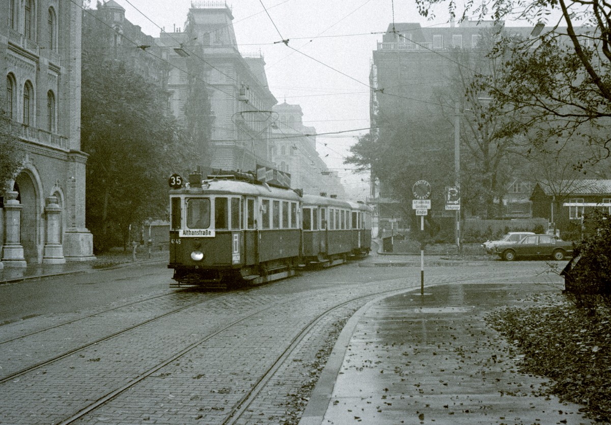 Wien Wiener Verkehrsbetriebe Allerheiligenverkehr 1975: Am Schlickplatz fährt am Morgen des 1. November 1975 ein Zug der Allerheiligen-Straßenbahnlinie 35 bestehend aus einem TW des Typs M (4145) und zwei Beiwagen des Typs m3. Das Ziel ist Althanstraße (Liechtensteinstraße / Newaldgasse). - Scan von einem S/W-Negativ. Film: Kodak Tri X Pan. Kamera: Kodak Retina Automatic II.