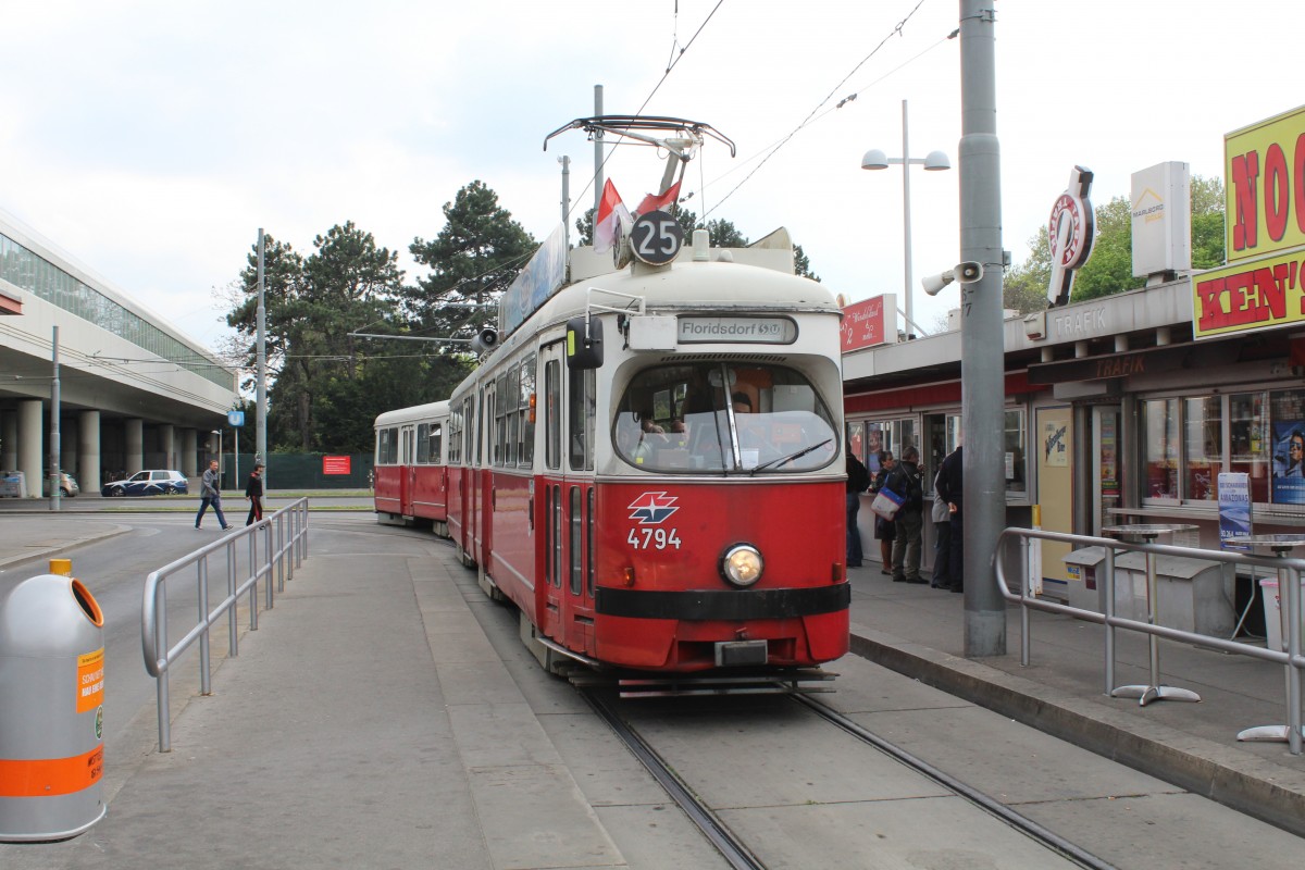 Wien WL SL 25 (E1 4794 + c4 1348) U-Bahnhof Kagran / Siebeckstrasse am 1. Mai 2015.