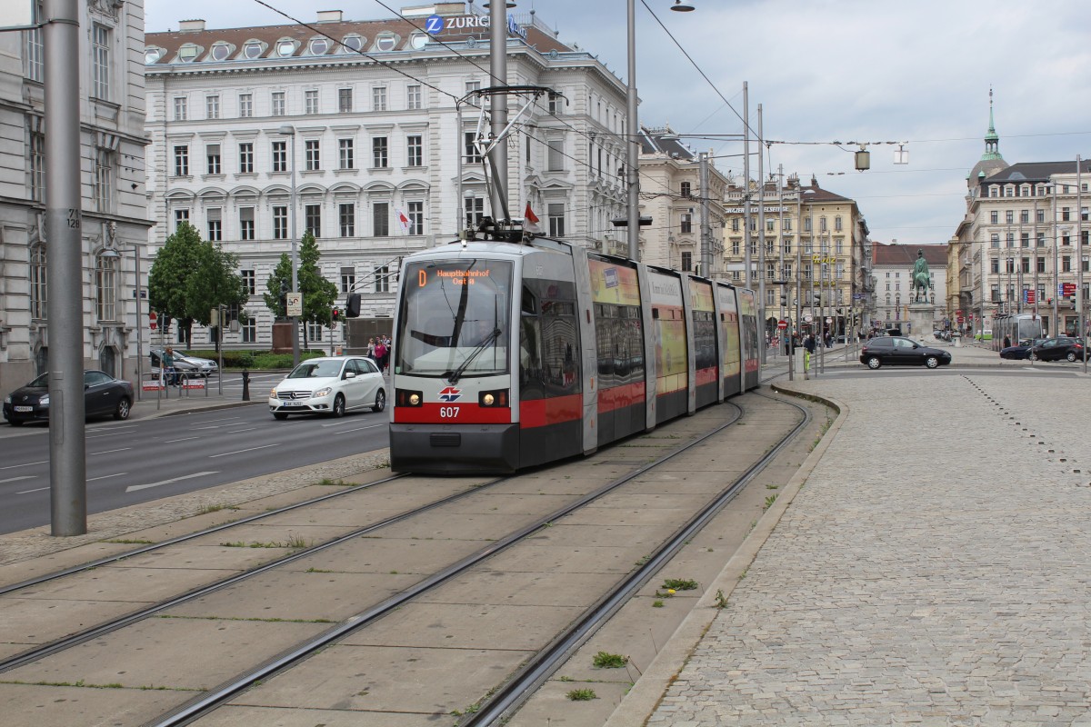 Wien WL SL D (B 607) Schwarzenbergplatz am 1. Mai 2015.