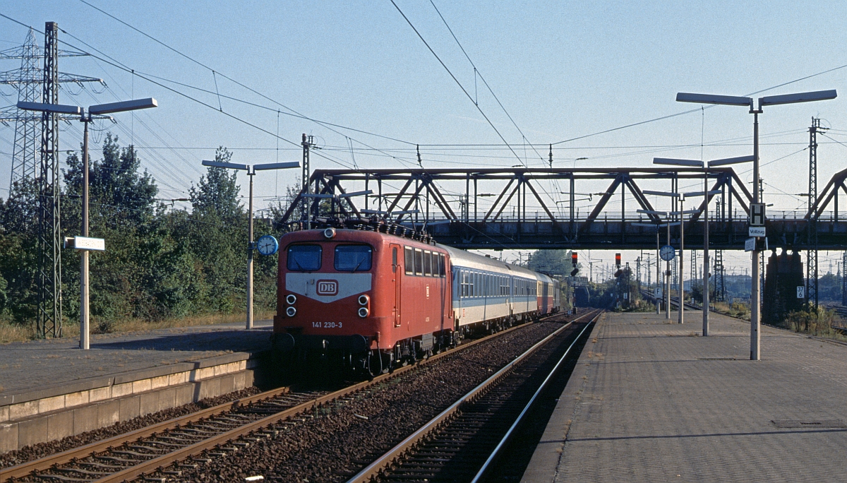  Wiesbaden-City  mit 141 230 und 141 179 am Zugschluß in Wiesbaden-Ost (Mai 1992). 