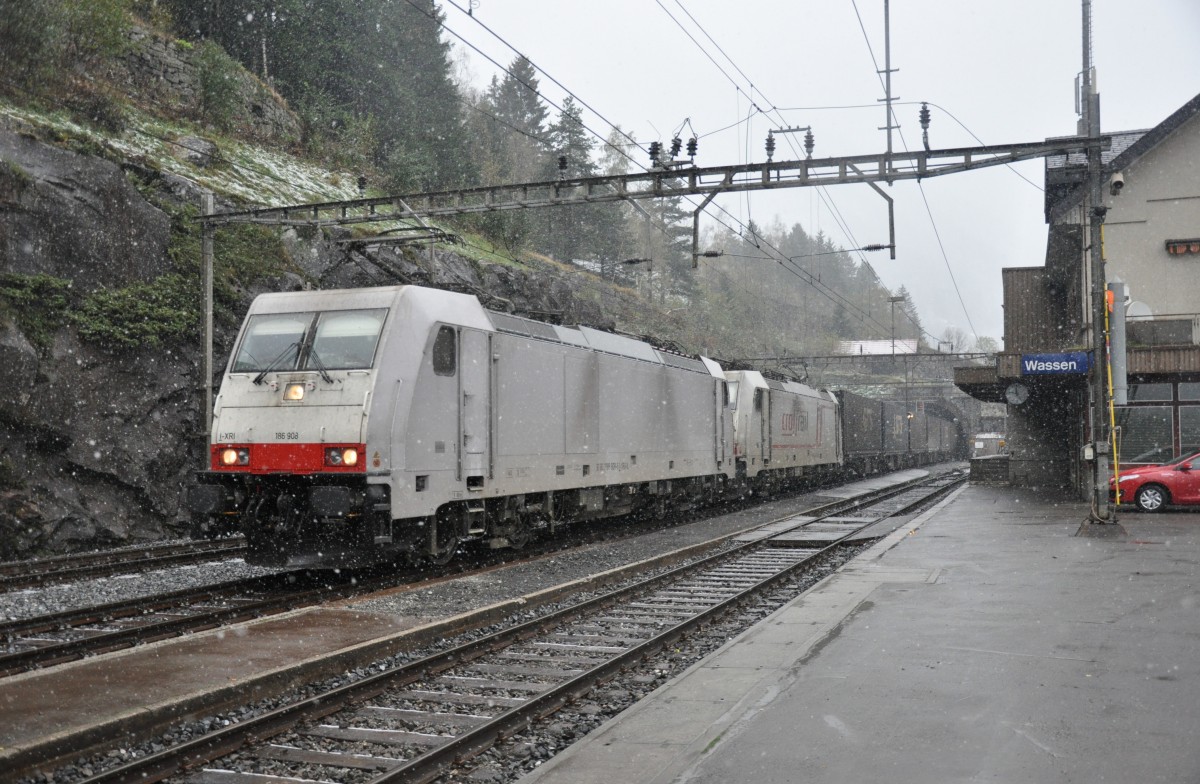 Wintereinbruch am Gotthard: Die 186 908 und eine weitere BR 186 durchfahren Wassen am 22.10.2014. 