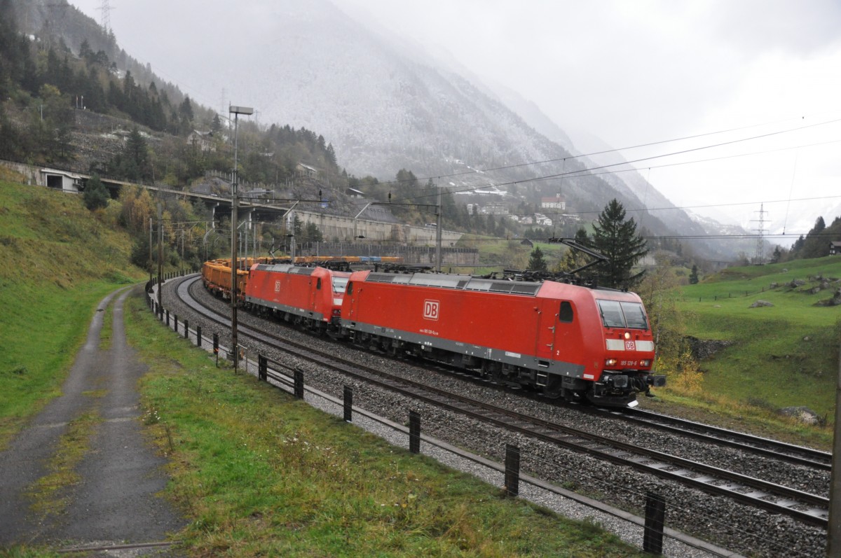 Wintereinbruch am Gotthard: Zwei BR 185 mit einem Kieszug am 22.10.2014 auf der untersten Ebene in Wassen. 