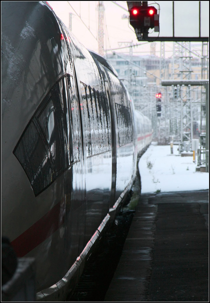 Winternachlese I -

Schneenasser ICE 3 im Stuttgarter Hbf -

17.01.2016 (M)