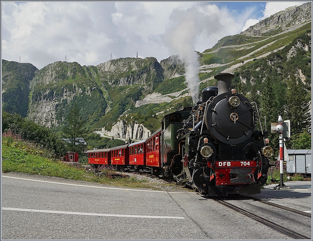  Wir feiern unsere neue Lok HG 4/4 704  und so wurde der Stargast nicht nur bewundert, sondern musste auch was tun, z.B. den Festtagszug Gletsch - Furka (und zurück) bespannen, hier zu sehen bei der Ausfahrt in Gletsch.

Standort: am Strassenrand neben dem Andreaskreuz. 

31. August 2019