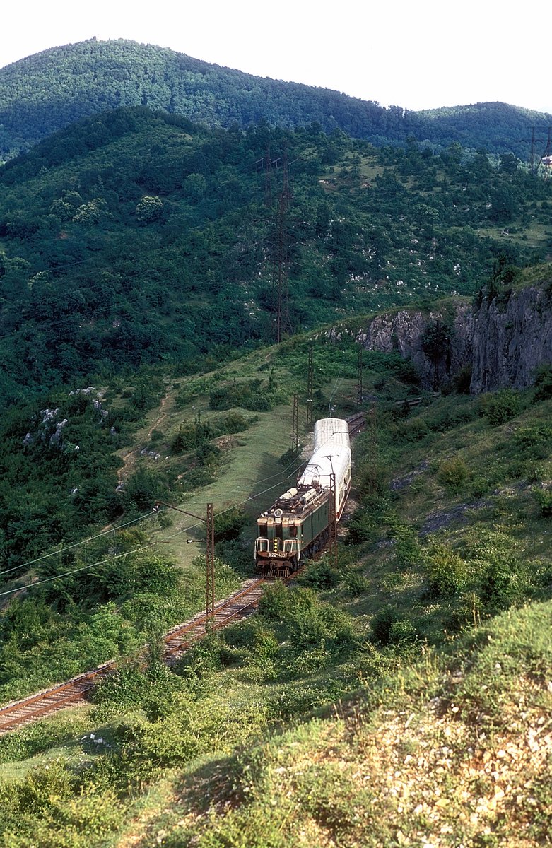 WL22M-1483  bei Kutaisi  15.06.11 