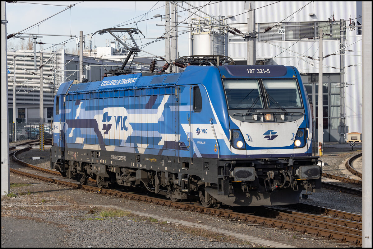 WLC 187.321 Zu Gast in Graz Hauptbahnhof . Am Nachmittag des 15.11.2024 macht sie sich auf den Weg zu Ihrem Zug und Verlässt die Produktion Graz in südliche Richtung. 