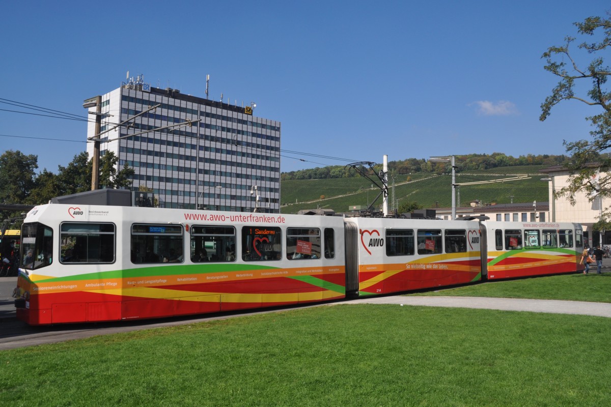 WÜRZBURG, 04.10.2014, Straßenbahnlinie 1 nach Sanderau bei der Einfahrt in die Haltestelle Hauptbahnhof