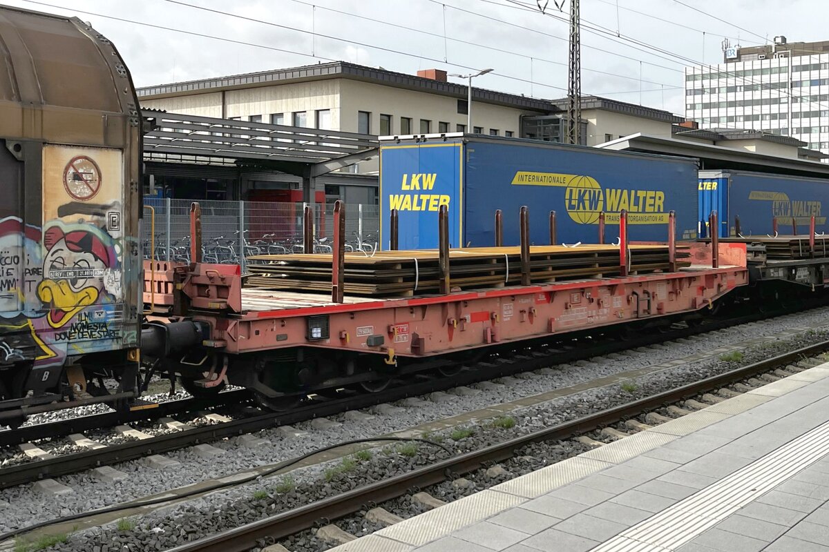 Würzburg Hbf. DB-Samms489   mit der Nr. 31 80 4852 788-7 beladen mit Blechen eingereit in einen gemischten Güterzug. Aufgenommen 19.10.2024