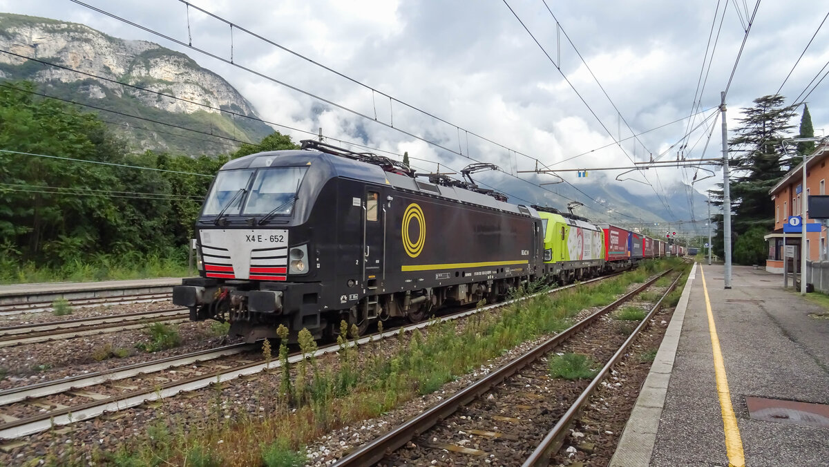 X4 E-652-5 u. 193 550-1 als Doppeltraktion mit einem Aufliegerzug am 24.09.20214 in Peri/Ita.