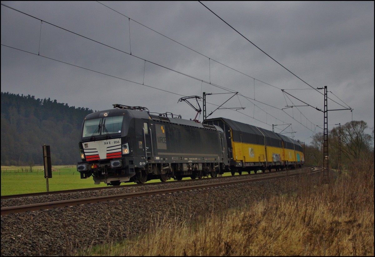 X4E -856 (193 856) ist am 28.01.15 mit einen ARS-Altmannzug in Richtung Süden bei Hermannspiegel unterwegs.