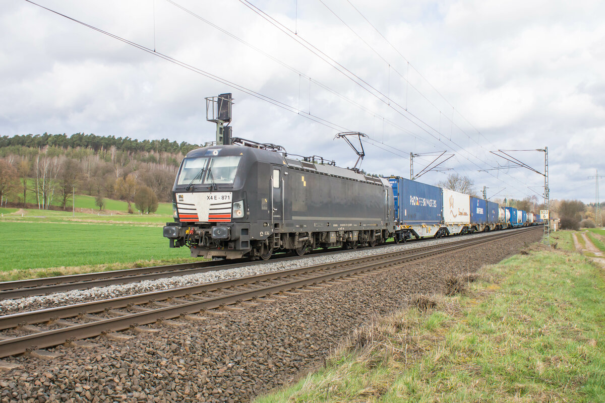 X4E -871 (93 871-1) mit einem Containerzug bei Kerzell am 22.03.2023.