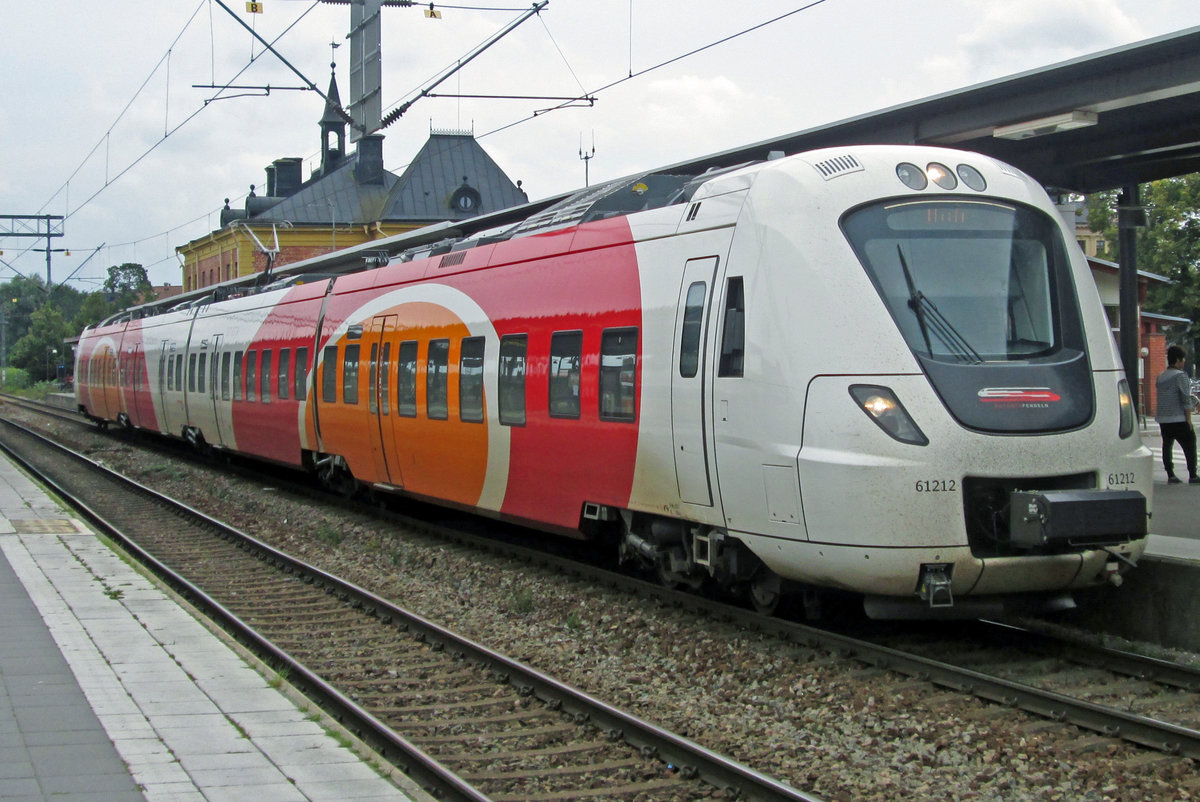 X61212 treft als eine der sehr wenige Regionalbahnen am Sonntagen in Schweden am 13 September 2015 in Linkoping ein.