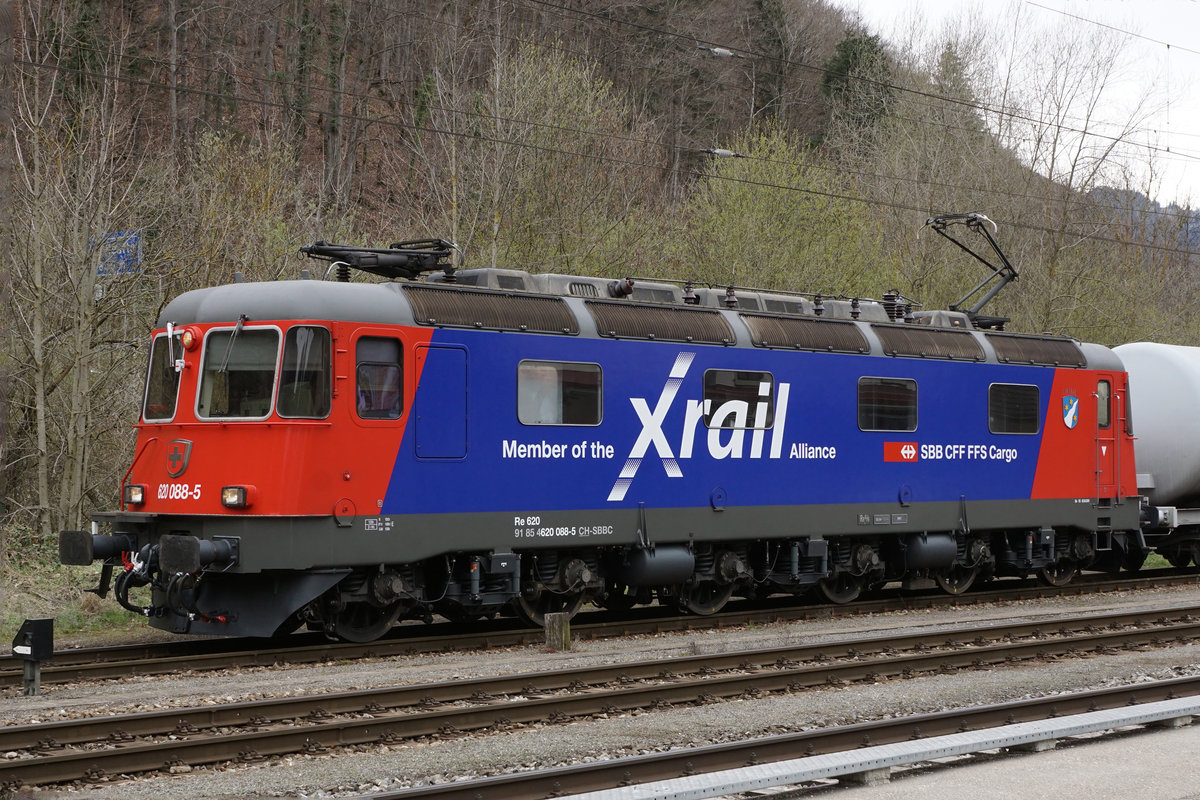 XRAIL auf dem neusten technischen Stand nach dem Velassen vom Industriewerk Bellinzona.
Die Re 620 088-5  LINTHAL  mit neuem Anstrich in Reuchenette - Péry am 16. April 2019.
Foto: Walter Ruetsch