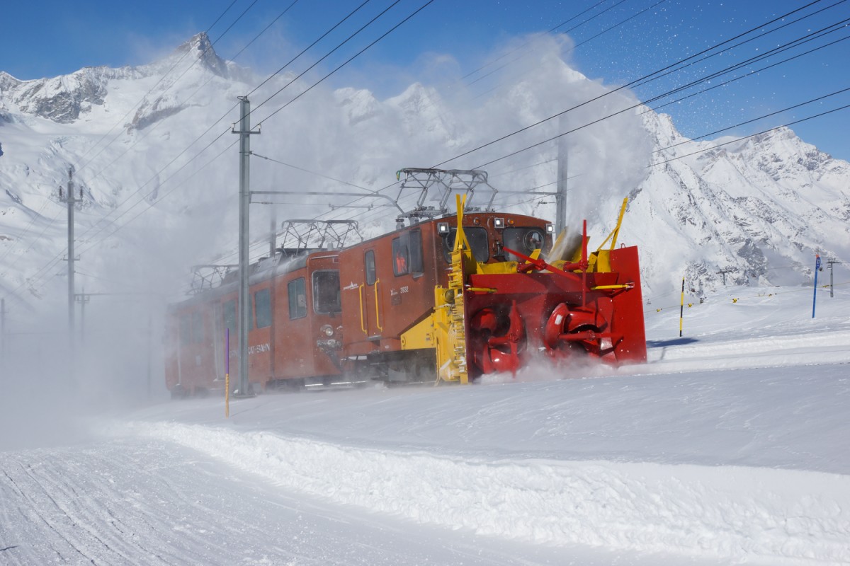 Xrote 3932 und Bhe 4/4 3061 befreien am 08.02.2015 die Gleise unterhalb von Rotenboden vom restlichen Schnee. Nach Durchfahrt des Gespanns bekam auch ich den Winter ein wenig zu spüren...