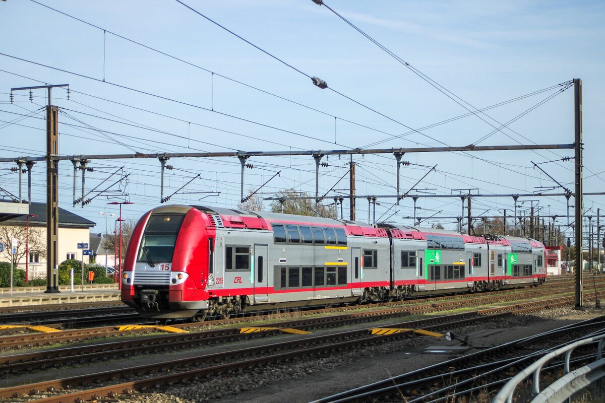 Z 2215 steht in Pétange und wartet auf neue Aufgaben. (24. November 2024)