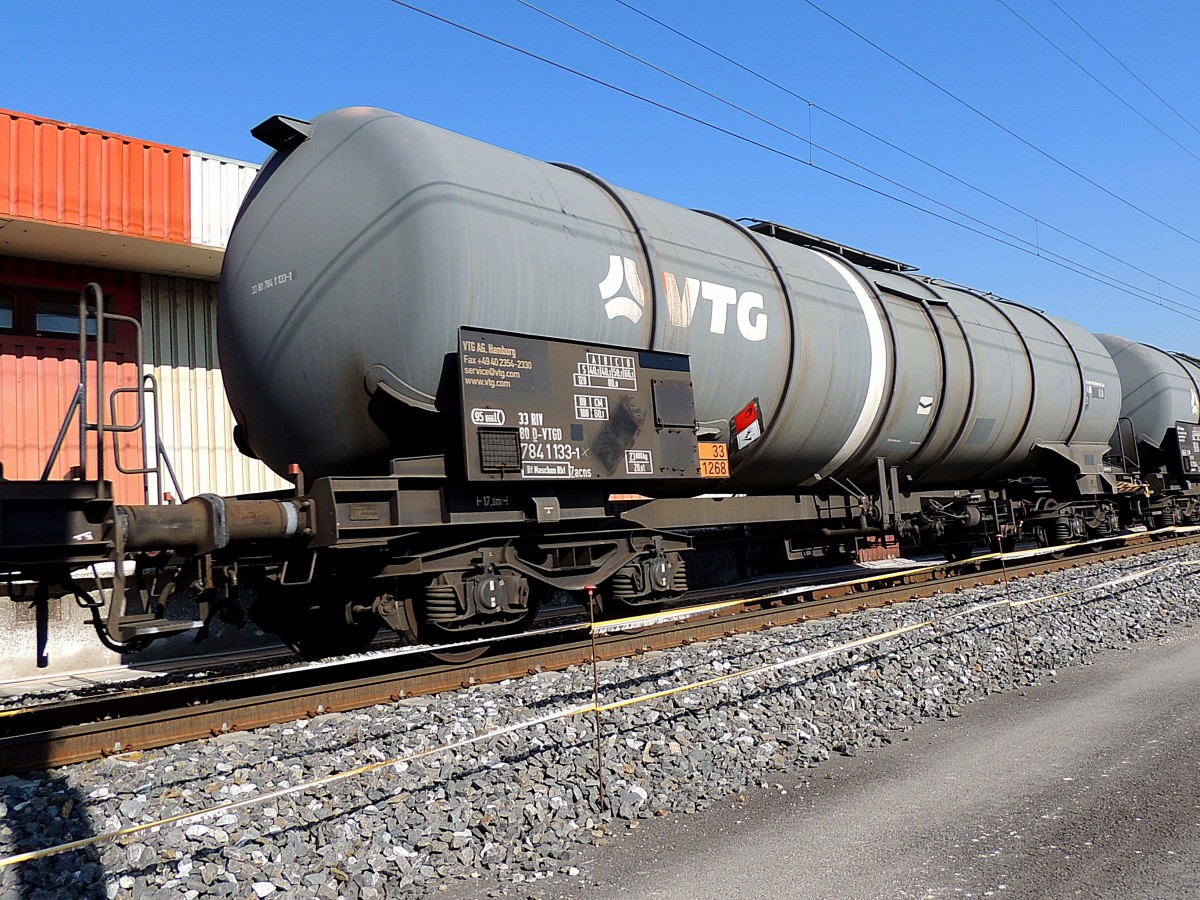 Zacns 3380(D-VTGD)7841133-1; Ladegut lt. Gefahrenguttafel Erdöl; eingereiht in einem Güterzug bei Amstetten Richtung Linz; 140225