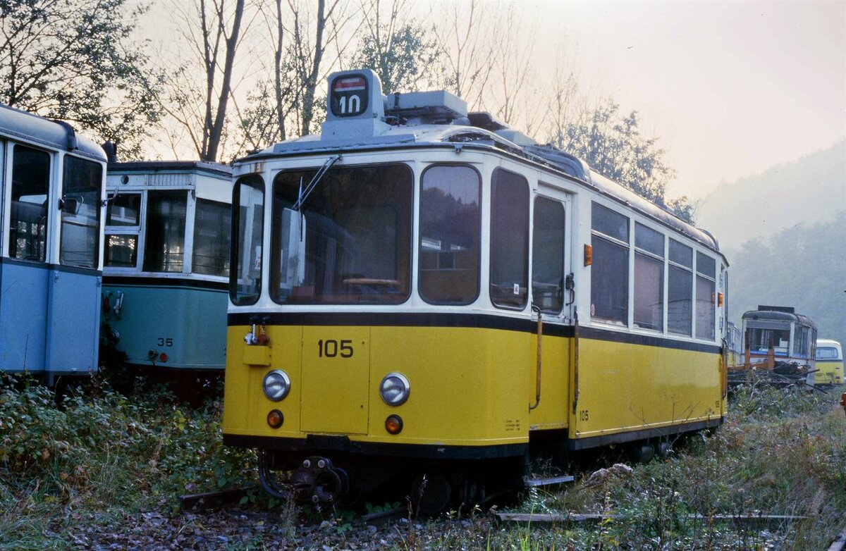 Zahnradwagen 105 der Stuttgarter Zahnradbahn (MF Esslingen) wurde auf einem Reststück der früheren DB-Bahnstrecke Neckarsteinach-Schönau auf dem Areal des Bahnhofs Schönau abgestellt und sich selbst überlassen. Er sollte einst als historisches Fahrzeug auf dieser früheren DB-Bahnstrecke eingesetzt werden. Dieses Vorhaben scheiterte leider. Das Foto entstand im Herbst 1984. 