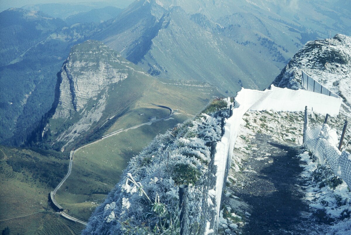 Zb Rochers-de-Naye_Blick zurück auf die Bahnstrecke_04-09-1976