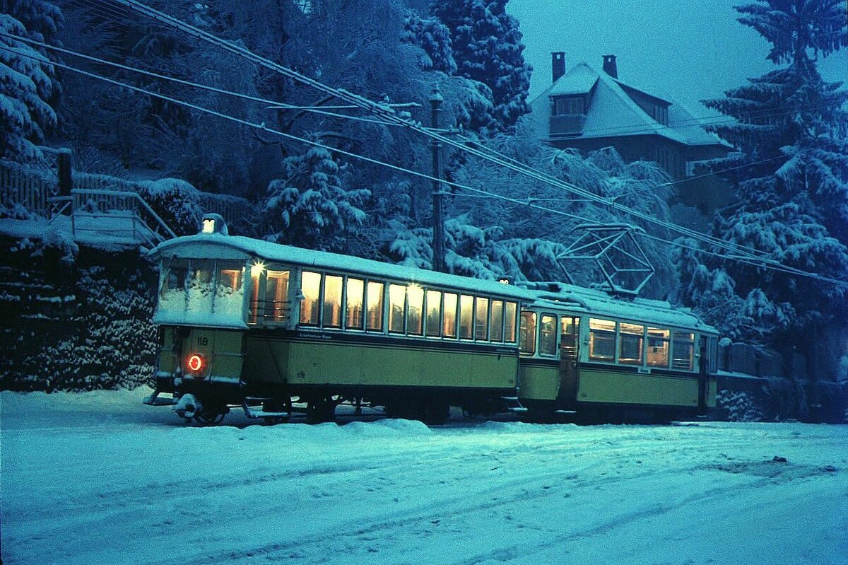 ZB Stuttgart Bw 118 (ME 1898) und Tw 104 (ME 1950) auf Talfahrt von zu viel Schnee ausgebremst an der Ausweiche 'Wielandshöhe' am 19-03-1975.