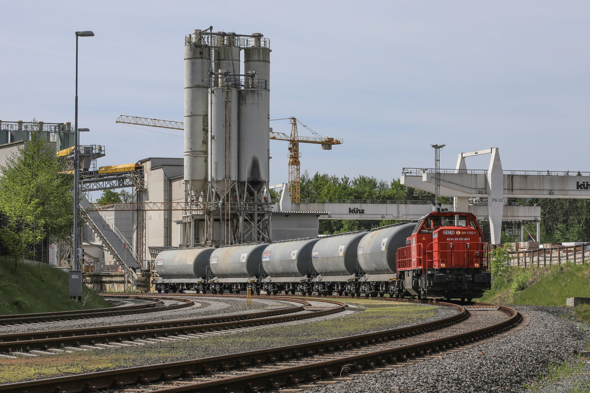 Zement wird im Koralm-tunnel zu Hauf benötigt. 
Meist verkehren die  Zement-Züge  allerdings am Abend wenn das Licht für ein Bild nicht Optimal ist. 
An diesem 11.05.2019 rollt DH1700.1 mit einem Leer-Zug aus der Anschlussbahn Leibenfeld.  