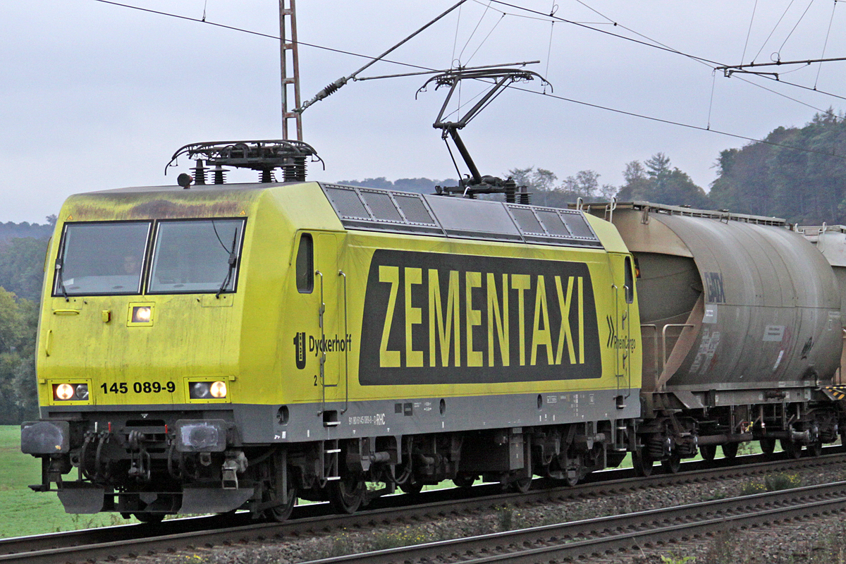 Zementaxi 145 089-9 am 13.10.2016  13:48 nördlich von Salzderhelden am BÜ 75,1 in Richtung Göttingen