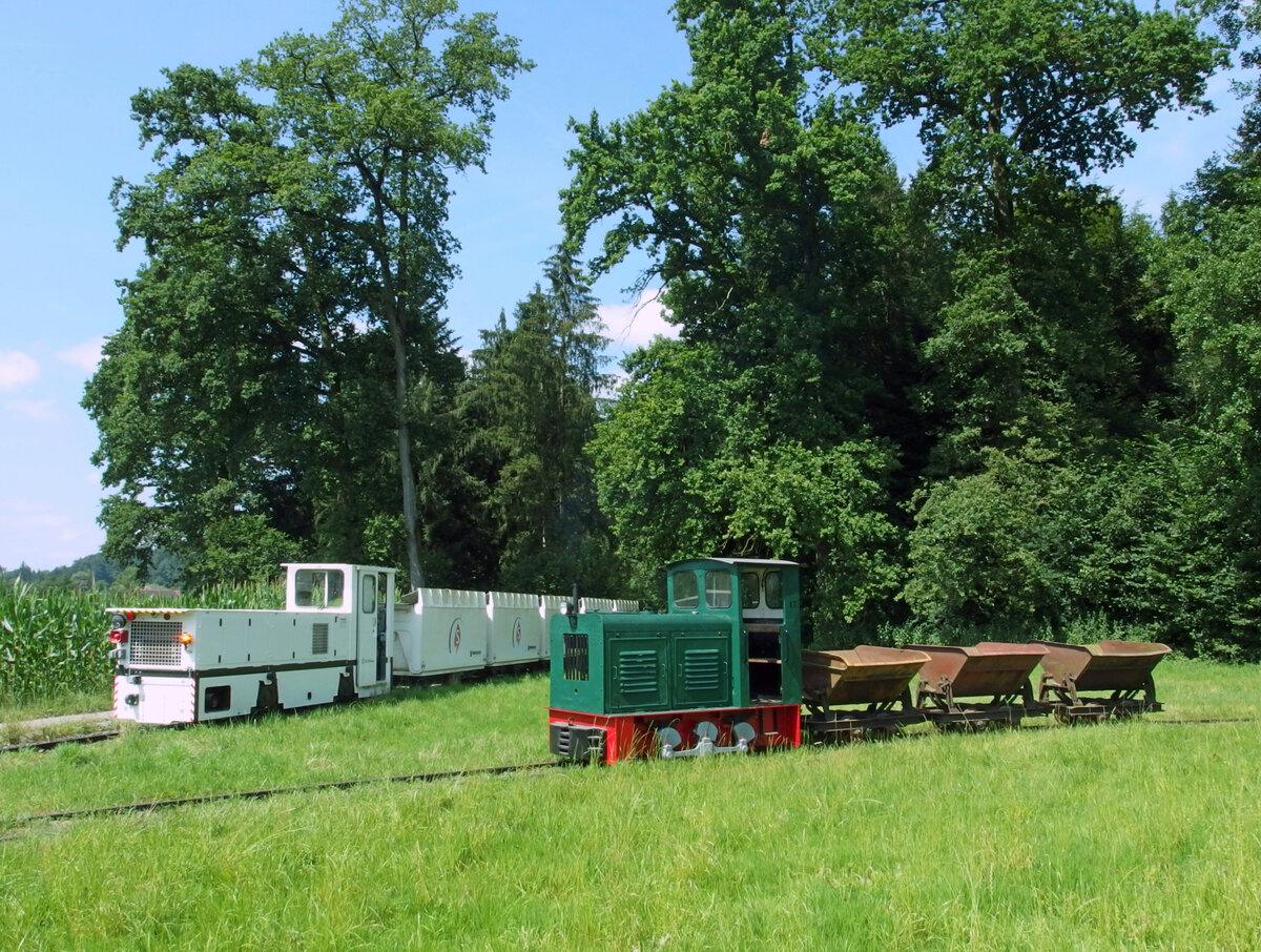 Ziegelei Schumacher Körbligen (Gisikon-Root). Ein Museumszug der Ziegelei mit ZSK17 von LKM wartet auf der Fahrt zur Ziegelei auf die Durchfahrt des regulären Zuges mit der fabrikneuen CHL-60G von Schöma (Inbetriebsetzung 6.6.2024) zur Grube Pfaffwil.
(Berichte siehe auch unter www.bebrail.ch>Feldbahnen>Schweiz>Ziegelei Schumacher) 