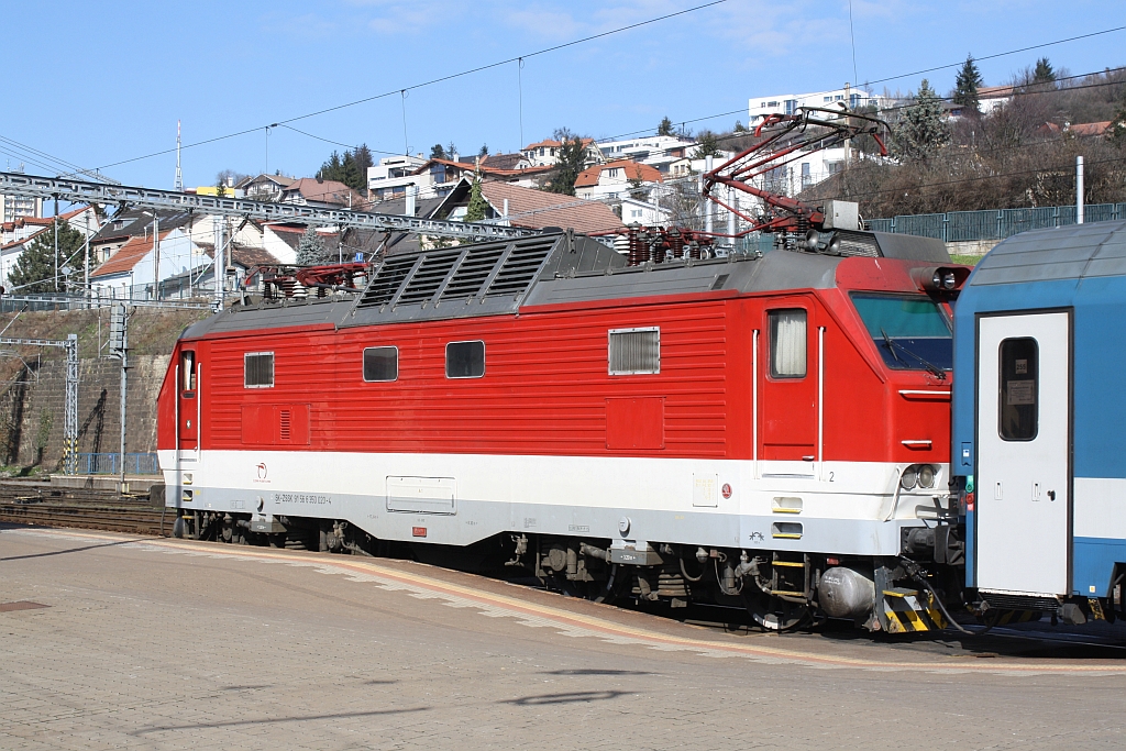 ZSSK 350 020-4 am 01.Mrz 2014 vor dem EC 170 (Budapest-Keleti - Berlin Hbf) in Bratislava hlavn stanica.