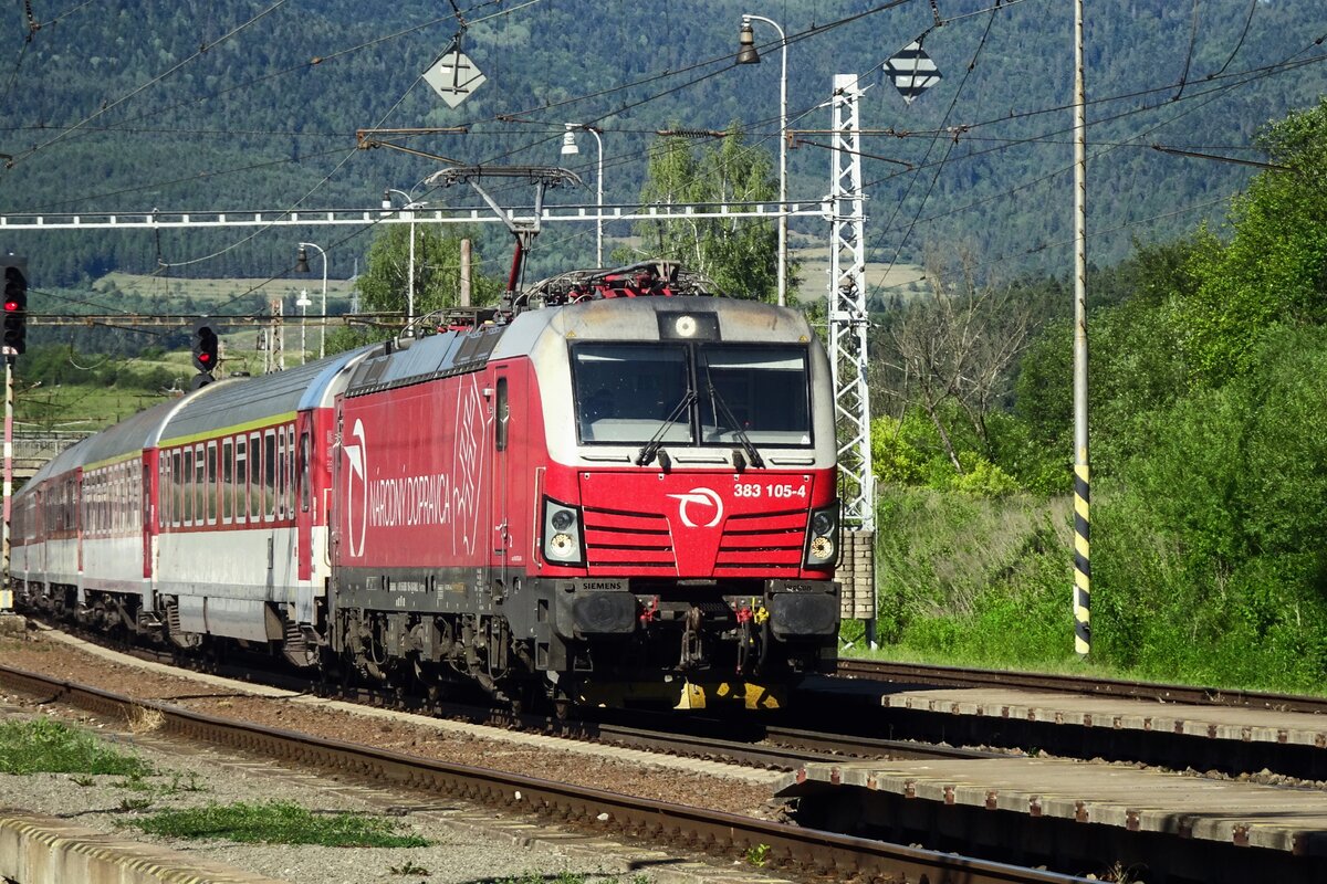 ZSSK 383 105 sturmt mit ein IC nach Bratislava hl.st. durch Spisske Vlaché am 22 Juni 2022.